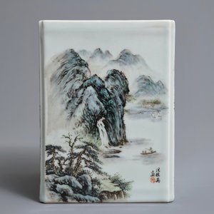 Un pot à pinceaux de forme carré en porcelaine de Chine qianjiang cai, 20ème — photo 5