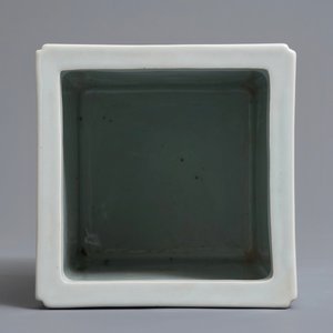 Un pot à pinceaux de forme carré en porcelaine de Chine qianjiang cai, 20ème — photo 6