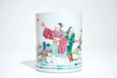 Un pot à pinceaux de forme cylindrique en porcelaine de Chine famille rose, Qianlong