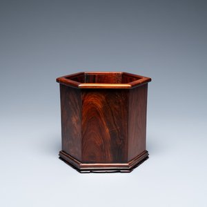 Un pot à pinceaux de forme hexagonale en bois 'huali', Chine, 18/19ème — photo 1