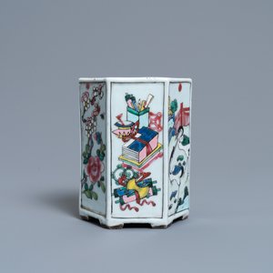 Un pot à pinceaux de forme hexagonale en porcelaine de Chine famille rose, Yongzheng — photo 3