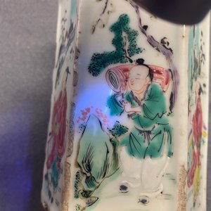 Un pot à pinceaux de forme hexagonale en porcelaine de Chine famille rose, Yongzheng — photo 15