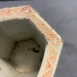 Un pot à pinceaux de forme hexagonale en porcelaine de Chine famille rose, Yongzheng — photo 18