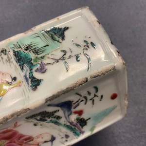 Un pot à pinceaux de forme hexagonale en porcelaine de Chine famille rose, Yongzheng — photo 20