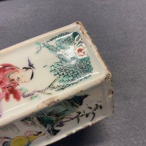 Un pot à pinceaux de forme hexagonale en porcelaine de Chine famille rose, Yongzheng — photo 21