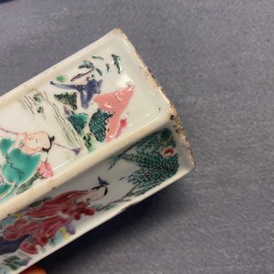 Un pot à pinceaux de forme hexagonale en porcelaine de Chine famille rose, Yongzheng — photo 22