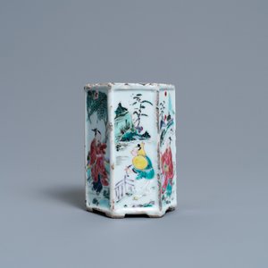 Un pot à pinceaux de forme hexagonale en porcelaine de Chine famille rose, Yongzheng — photo 5
