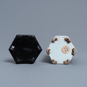 Un pot à pinceaux de forme hexagonale en porcelaine de Chine famille rose, Yongzheng — photo 7