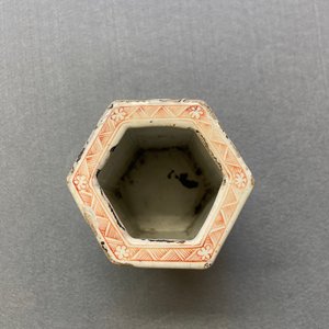 Un pot à pinceaux de forme hexagonale en porcelaine de Chine famille rose, Yongzheng — photo 10