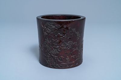 Un pot à pinceaux en bois de zitan à décor d'un paysage montagneux, Chine, 17/18ème