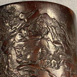 Un pot à pinceaux en bois de zitan à décor d'un paysage montagneux, Chine, 17/18ème — photo 25