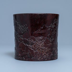 Un pot à pinceaux en bois de zitan à décor d'un paysage montagneux, Chine, 17/18ème — photo 3
