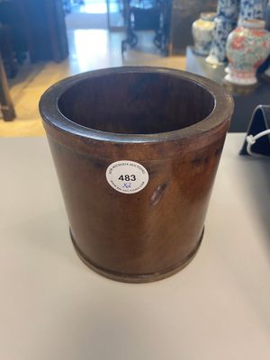 Un pot à pinceaux en bois huanghuali et une boîte couverte en laque en forme de melon à décor de '18 Luohan' en relief, 19/20ème — photo 1