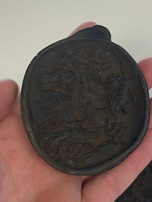 Un pot à pinceaux en bois huanghuali et une boîte couverte en laque en forme de melon à décor de '18 Luohan' en relief, 19/20ème — photo 11