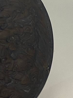 Un pot à pinceaux en bois huanghuali et une boîte couverte en laque en forme de melon à décor de '18 Luohan' en relief, 19/20ème — photo 16