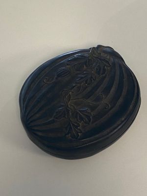 Un pot à pinceaux en bois huanghuali et une boîte couverte en laque en forme de melon à décor de '18 Luohan' en relief, 19/20ème — photo 9
