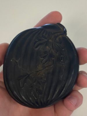 Un pot à pinceaux en bois huanghuali et une boîte couverte en laque en forme de melon à décor de '18 Luohan' en relief, 19/20ème — photo 10