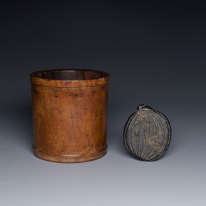 Un pot à pinceaux en bois huanghuali et une boîte couverte en laque en forme de melon à décor de '18 Luohan' en relief, 19/20ème — photo 1