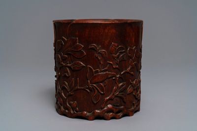 Un pot à pinceaux en bois sculpté à décor de magnolias, prob. Qing