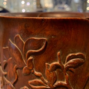 Un pot à pinceaux en bois sculpté à décor de magnolias, prob. Qing — photo 13