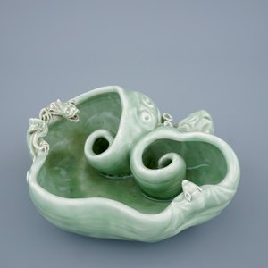 Un pot à pinceaux en forme de champignon lingzhi en porcelaine de Chine céladon monochrome, 19ème — photo 2