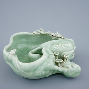 Un pot à pinceaux en forme de champignon lingzhi en porcelaine de Chine céladon monochrome, 19ème — photo 3