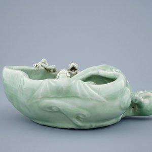 Un pot à pinceaux en forme de champignon lingzhi en porcelaine de Chine céladon monochrome, 19ème — photo 7
