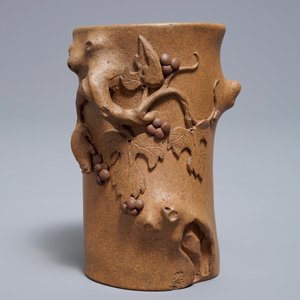 Un pot à pinceaux en grès de Yixing à décor en relief, marque de Maiolin, 18/19ème — photo 2