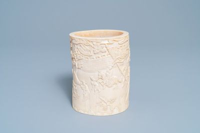 Un pot à pinceaux en ivoire, Chine, 18/19ème