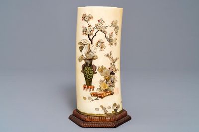 Un pot à pinceaux en ivoire incrusté de Shibayama, Japon, Meiji, 19ème