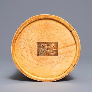 Un pot à pinceaux en ivoire sculpté à décor des 'Sept sages de la forêt de bambous', 18ème — photo 5