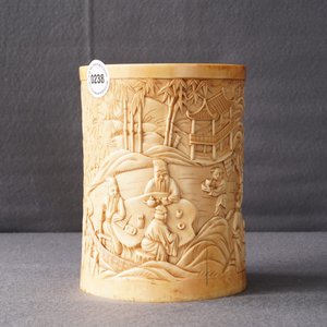 Un pot à pinceaux en ivoire sculpté à décor des 'Sept sages de la forêt de bambous', 18ème — photo 7