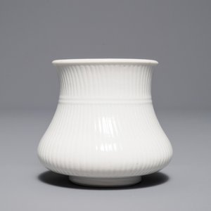 Un pot à pinceaux en porcelaine blanc de Chine, Kangxi — photo 3