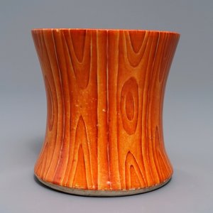 Un pot à pinceaux en porcelaine de Chine à décor 'faux bois', 19/20ème — photo 1
