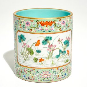Un pot à pinceaux en porcelaine de Chine à fond turquoise, marque de Qianlong, 20ème — photo 1