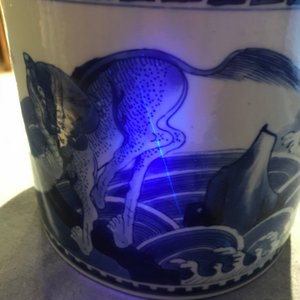 Un pot à pinceaux en porcelaine de Chine bleu et blanc à décor d'animaux mythiques, Kangxi — photo 12