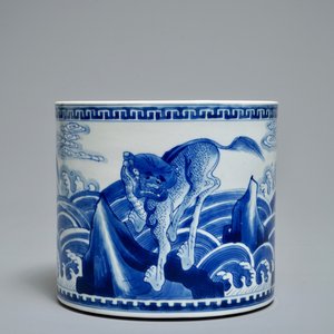 Un pot à pinceaux en porcelaine de Chine bleu et blanc à décor d'animaux mythiques, Kangxi — photo 2
