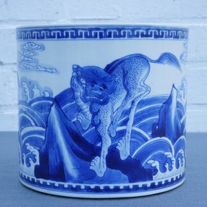 Un pot à pinceaux en porcelaine de Chine bleu et blanc à décor d'animaux mythiques, Kangxi — photo 7