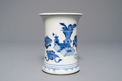 Un pot à pinceaux en porcelaine de Chine bleu et blanc à décor d'antiquités, Kangxi