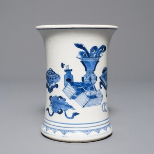 Un pot à pinceaux en porcelaine de Chine bleu et blanc à décor d'antiquités, Kangxi — photo 1