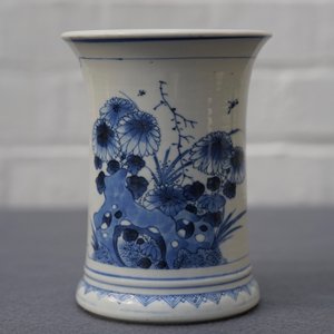 Un pot à pinceaux en porcelaine de Chine bleu et blanc à décor d'antiquités, Kangxi — photo 14