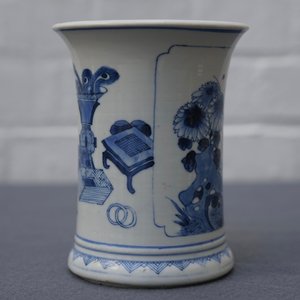 Un pot à pinceaux en porcelaine de Chine bleu et blanc à décor d'antiquités, Kangxi — photo 15