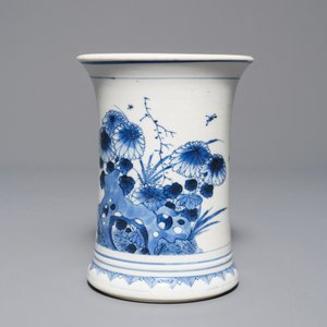 Un pot à pinceaux en porcelaine de Chine bleu et blanc à décor d'antiquités, Kangxi — photo 3