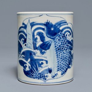 Un pot à pinceaux en porcelaine de Chine bleu et blanc à décor d'un carpe, Kangxi — photo 1