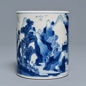 Un pot à pinceaux en porcelaine de Chine bleu et blanc à décor d'un carpe, Kangxi — photo 3