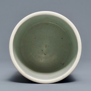Un pot à pinceaux en porcelaine de Chine bleu et blanc à décor d'un carpe, Kangxi — photo 6