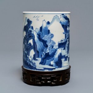 Un pot à pinceaux en porcelaine de Chine bleu et blanc à décor d'un carpe, Kangxi — photo 8