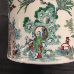 Un pot à pinceaux en porcelaine de Chine doucai à décor d'un éléphant, 19/20èm — photo 16