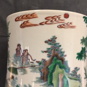 Un pot à pinceaux en porcelaine de Chine doucai à décor d'un éléphant, 19/20èm — photo 17