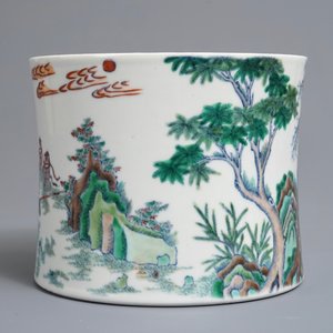 Un pot à pinceaux en porcelaine de Chine doucai à décor d'un éléphant, 19/20èm — photo 4